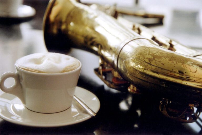 Saxophon und Cappuccino