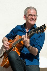 Sven Götz spielt Gitarre | Cafehaustrio